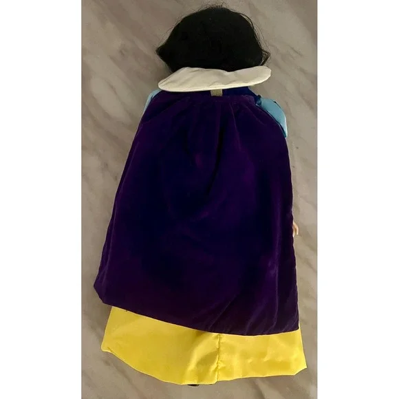 Anna Anando Snow White Porcelain Doll: Royal Heirloom Collection - Picture 9 of 10